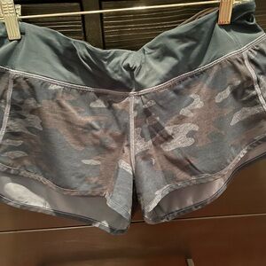 Lululemon speed up short. Low rise. Blue camo. Size 8. 2.5” inseam